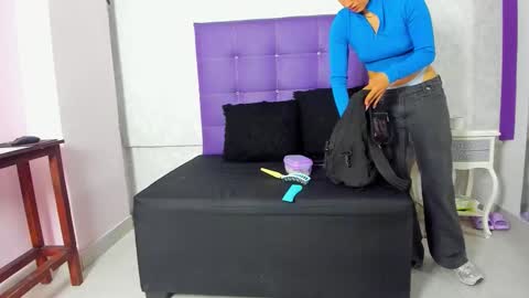 leamoreau__ online show from November 11, 2025, 11:21 am