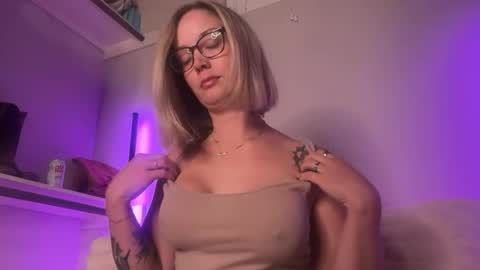leanneluxecouple online show from October 8, 2025, 1:03 am