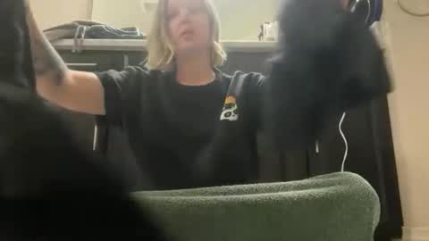 leanneluxecouple online show from November 17, 2025, 11:27 am