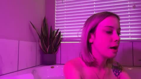 leanneluxecouple online show from April 18, 2026, 10:21 pm