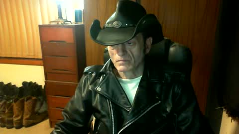Snapshot of leathergreaser chatting on July 7, 2026, 7:23 am leathergreaser online show from July 7, 2026, 7:23 am