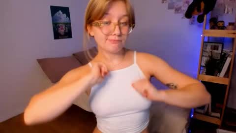 Snapshot of leazy_peasy chatting on October 20, 2025, 6:14 am Ellie online show from October 20, 2025, 6:14 am