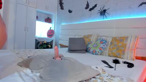   online show from October 31, 2025, 8:21 pm