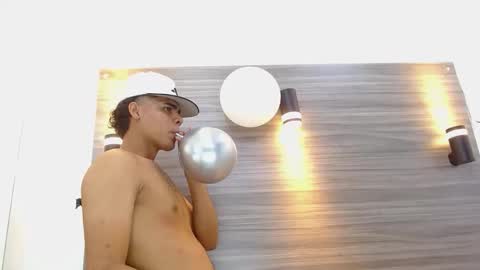 lelehott01 online show from June 11, 2026, 2:22 am