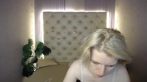 Snapshot of lena_paulles chatting on December 13, 2024, 4:11 am Lena online show from December 13, 2024, 4:11 am