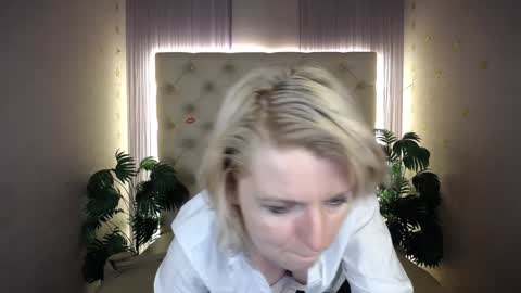 Snapshot of lena_paulles chatting on December 27, 2024, 1:50 pm Lena online show from December 27, 2024, 1:50 pm