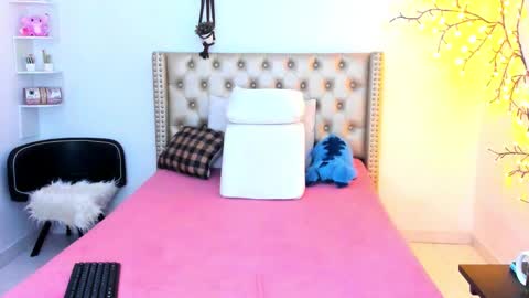 Lena  online show from November 29, 2025, 1:14 pm