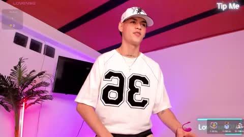 Lenner INDEPENDENT MODEL online show from November 14, 2025, 4:55 am