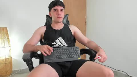 Snapshot of leo_jones389 chatting on June 10, 2026, 12:22 am Leo Jones online show from June 10, 2026, 12:22 am
