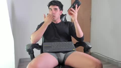 Snapshot of leo_jones389 chatting on July 2, 2026, 3:23 am Leo Jones online show from July 2, 2026, 3:23 am