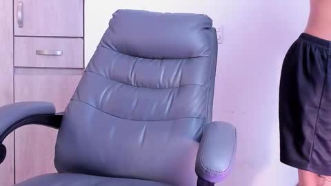 Snapshot of leohard_ chatting on January 5, 2026, 5:27 pm leohard_ online show from January 5, 2026, 5:27 pm