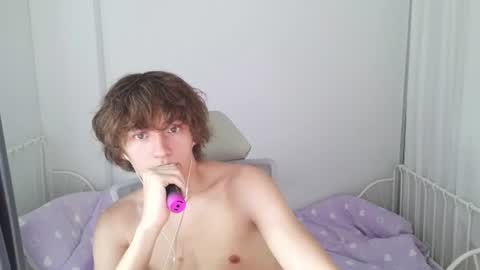 Snapshot of leon_heart666 chatting on June 8, 2026, 12:47 am Leon online show from June 8, 2026, 12:47 am