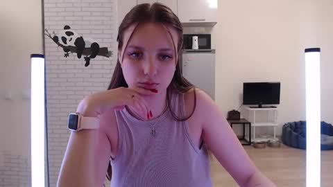 Leonaalove online show from April 15, 2026, 8:10 am