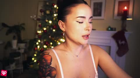 Snapshot of leonamell chatting on December 20, 2024, 12:19 am Leo online show from December 20, 2024, 12:19 am