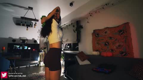 Snapshot of leonamell chatting on September 29, 2025, 10:25 pm Leo online show from September 29, 2025, 10:25 pm