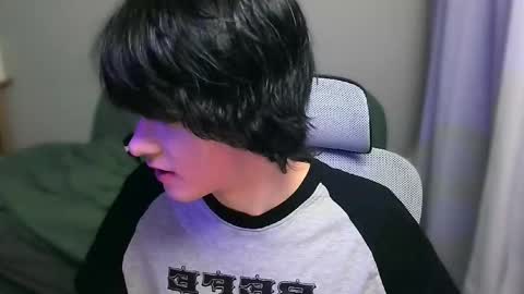 Snapshot of leonkissboy chatting on February 3, 2026, 12:21 pm leonkissboy online show from February 3, 2026, 12:21 pm