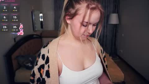 Hello everyone Im Lora Its my first day Were going to have fun together online show from September 20, 2025, 5:08 am