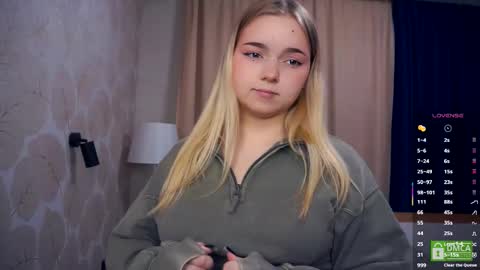 Hello everyone Im Lora Its my first day Were going to have fun together online show from November 27, 2025, 5:09 am