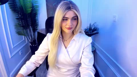 lesliemineg online show from September 24, 2025, 11:57 am