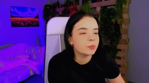 LeslieRowe online show from December 5, 2025, 12:36 pm