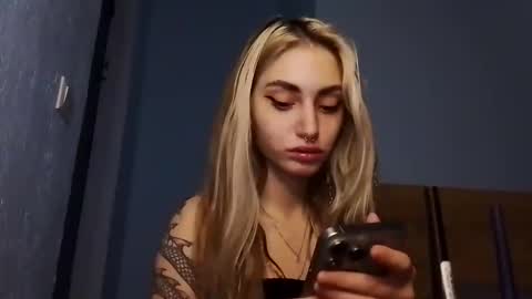 lesyawhite online show from November 19, 2025, 2:39 pm