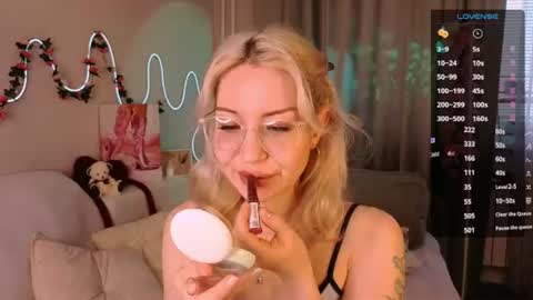 Snapshot of leyalayla chatting on July 9, 2026, 7:23 am Lily online show from July 9, 2026, 7:23 am