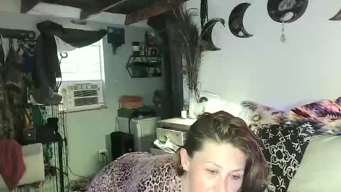 Olive Pena online show from September 16, 2025, 10:44 pm