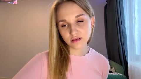 Mia online show from November 27, 2025, 12:18 pm