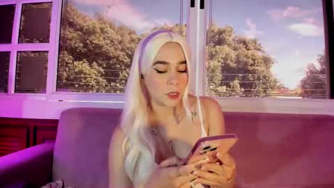 LEZY online show from September 8, 2025, 7:35 pm