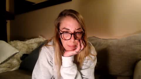 Hornystonerchick online show from December 4, 2024, 5:27 am