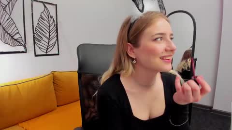 Snapshot of lia_candy_ chatting on April 21, 2026, 2:15 am Lia online show from April 21, 2026, 2:15 am