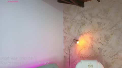 Lia Cox online show from November 30, 2025, 3:32 am