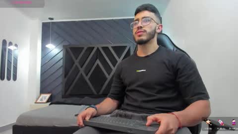 Snapshot of liam_kleiin chatting on November 10, 2025, 11:20 am LIAM KLEIN online show from November 10, 2025, 11:20 am