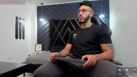 Snapshot of liam_kleiin chatting on November 19, 2025, 11:32 am LIAM KLEIN online show from November 19, 2025, 11:32 am