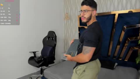 Snapshot of liam_kleiin chatting on December 2, 2025, 11:15 am LIAM KLEIN online show from December 2, 2025, 11:15 am