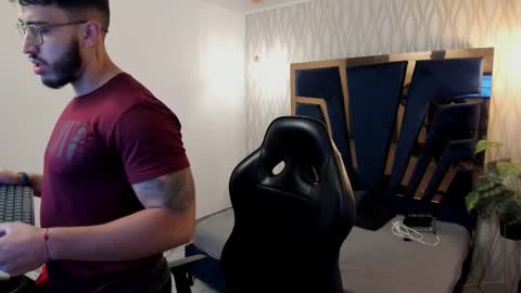 LIAM KLEIN online show from December 3, 2025, 11:19 am