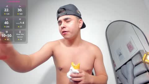 lianfox_ online show from February 3, 2026, 1:05 pm