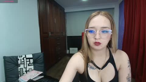 Lia Roberts online show from December 2, 2024, 11:07 pm