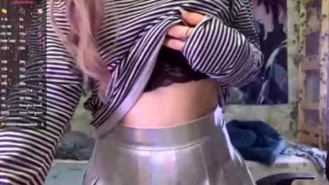 Lola online show from September 25, 2025, 7:17 pm