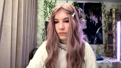 Lola online show from September 28, 2025, 7:19 pm
