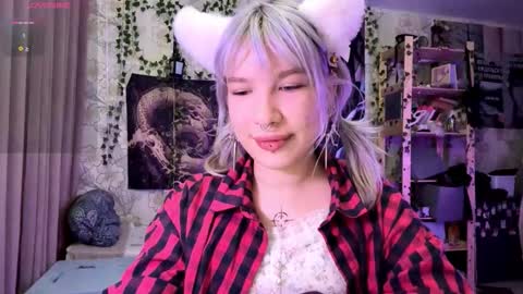 Lola online show from October 8, 2025, 9:01 pm