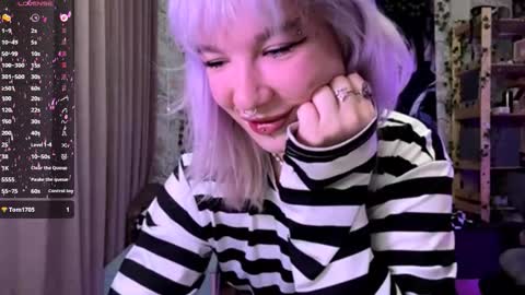 Lola online show from October 10, 2025, 7:35 pm