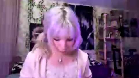 Lola online show from October 11, 2025, 7:01 pm