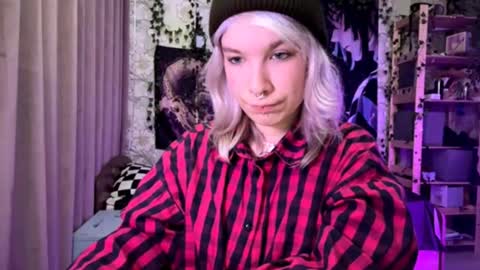 Lola online show from October 12, 2025, 7:02 pm