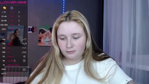 light_lunaa online show from November 13, 2025, 2:05 pm