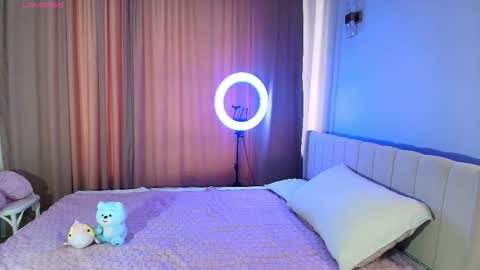 Lihn Pham online show from November 22, 2025, 3:38 am