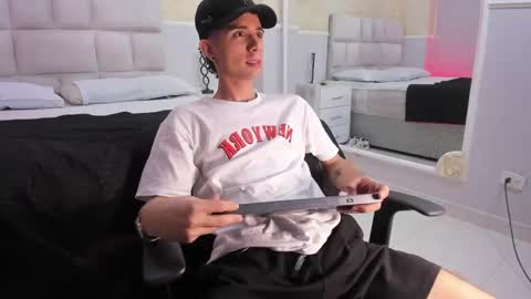 Snapshot of liiamhudson_ chatting on February 5, 2025, 4:59 am L I I A M online show from February 5, 2025, 4:59 am