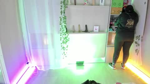         online show from November 21, 2025, 11:42 am