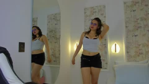 Snapshot of liiliie_petite chatting on April 20, 2026, 6:53 pm L I I L I I E online show from April 20, 2026, 6:53 pm