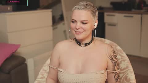 likaaberry online show from November 11, 2025, 12:16 pm